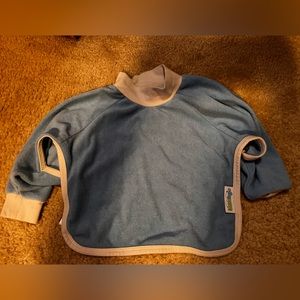 Bib that covers long sleeve shirt to protect baby’s clothes